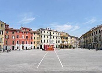 Sarzana-piazza_Matteotti-2012.jpg - Magazzino Sarzana - foto 1