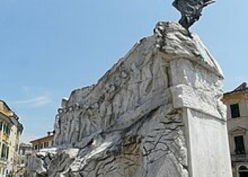 Sarzana-piazza_Matteotti-monumento_caduti_Grande_G - Magazzino Sarzana - foto 2