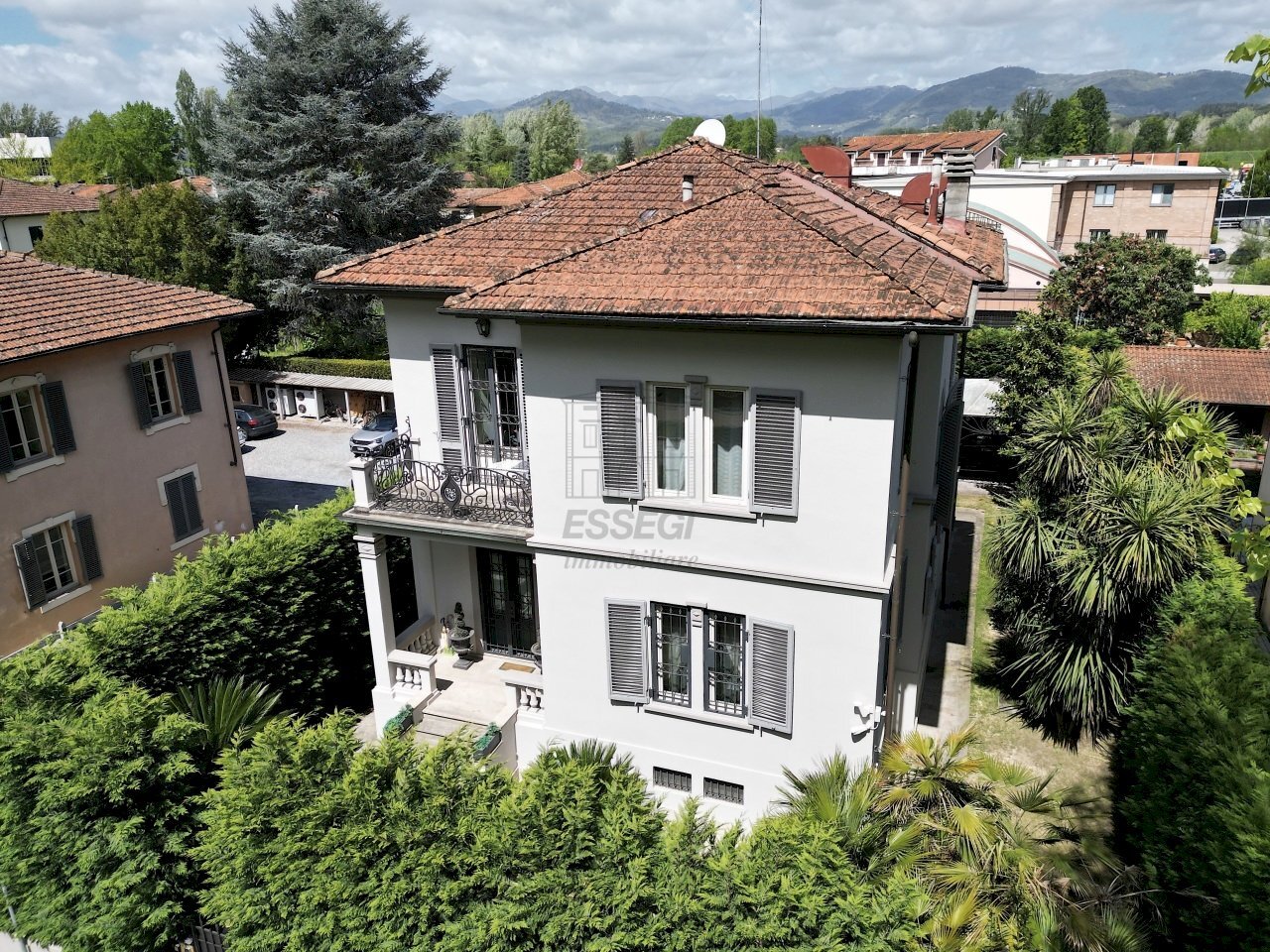 vendesi villa ristrutturata con giardino e terrazz - Villa Viale Pacini 35, Lucca - foto 1