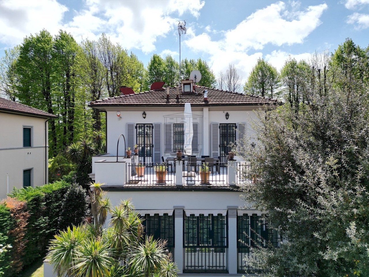 vendesi villa ristrutturata con giardino e terrazz - Villa Viale Pacini 35, Lucca - foto 2