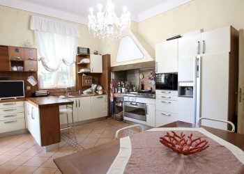 vendesi villa ristrutturata con giardino e terrazz - Villa Viale Pacini 35, Lucca - foto 14