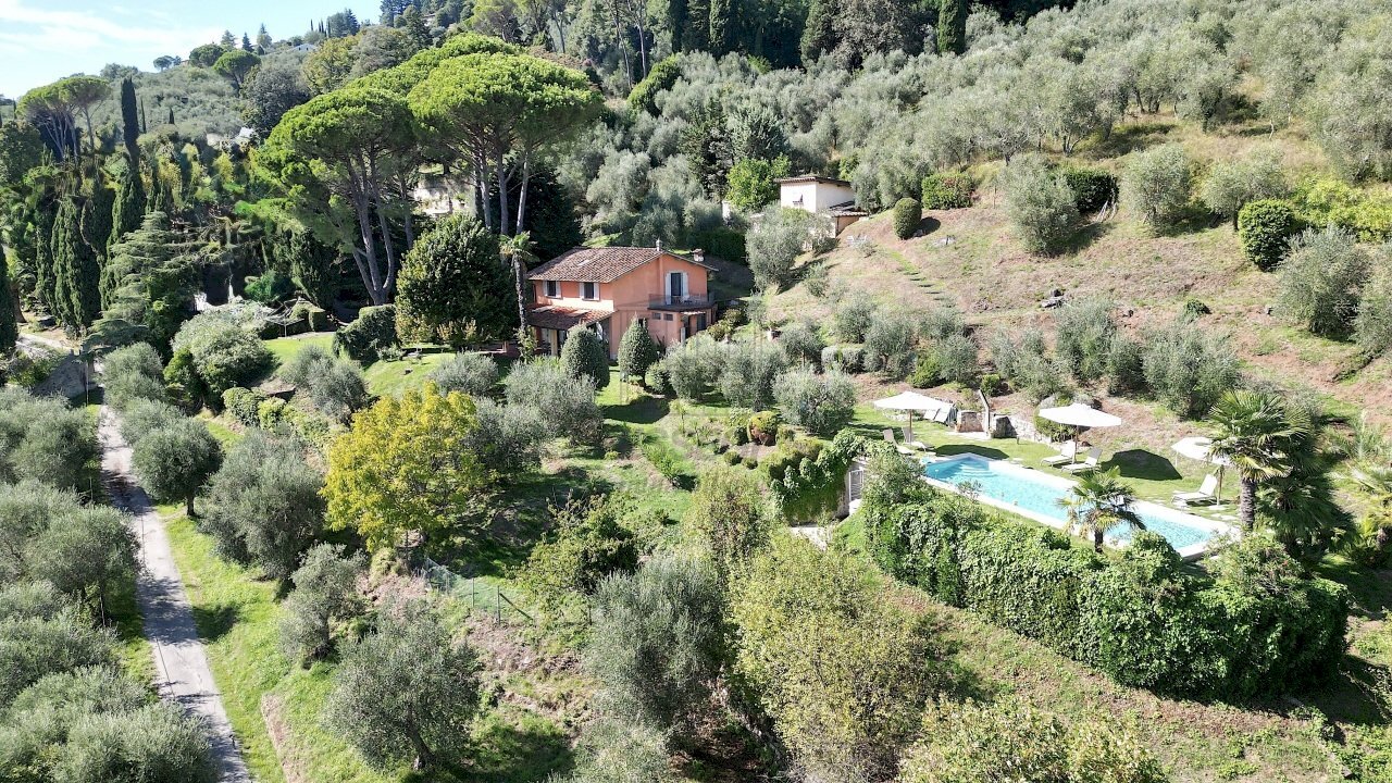 vendesi casa colonica con piscina e giardino lucca - Rustico Via di Mastiano e Gugliano 1024, Lucca - foto 2