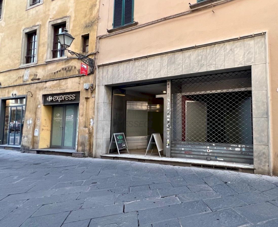 vendesi fondo commerciale Lucca Centro Storico.jpg - Commercial Premises Via Calderia 7, Lucca - photo 1