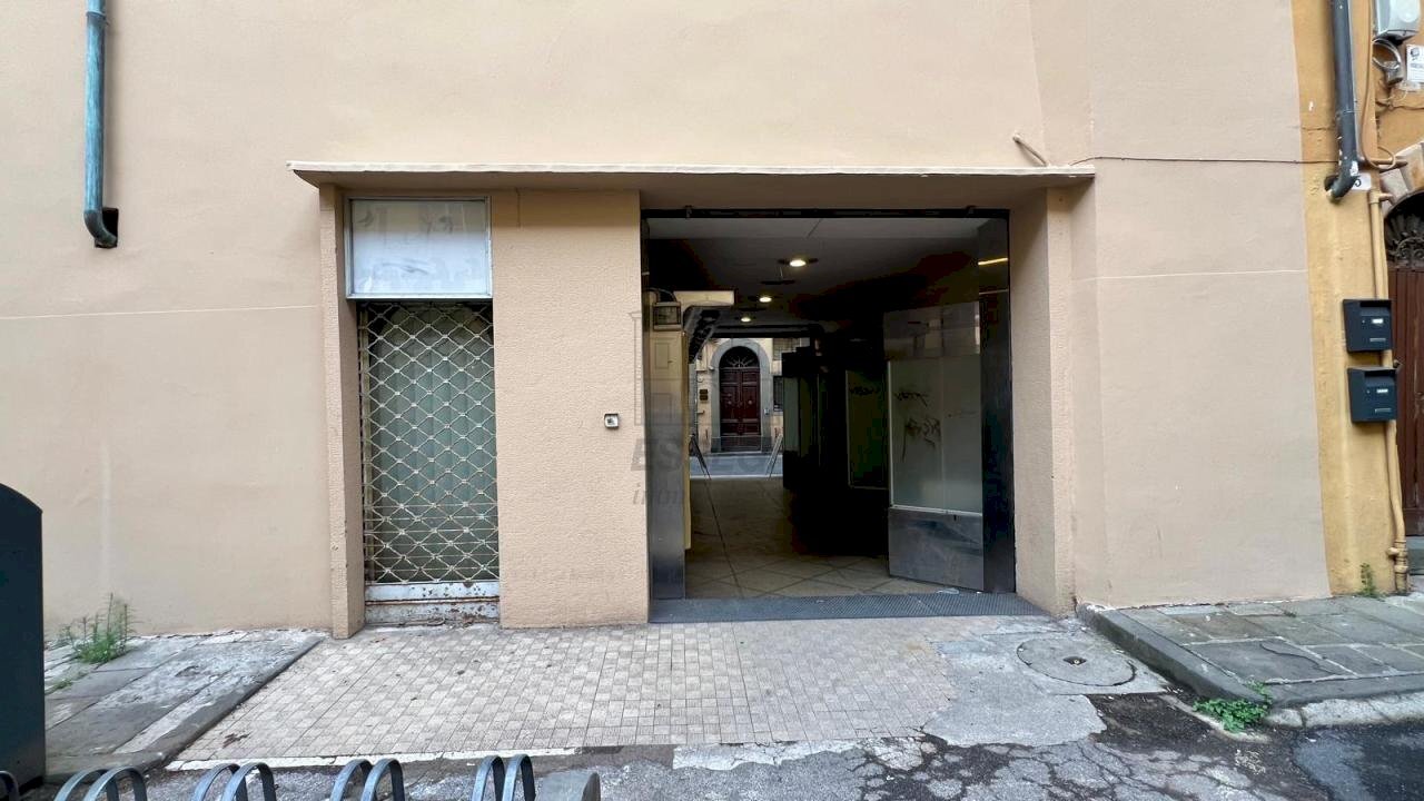 vendesi fondo commerciale Lucca Centro Storico.jpg - Commercial Premises Via Calderia 7, Lucca - photo 3
