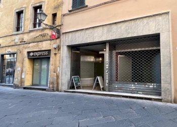 vendesi fondo commerciale Lucca Centro Storico.jpg - Locale Commerciale Via Calderia 7, Lucca - foto 1