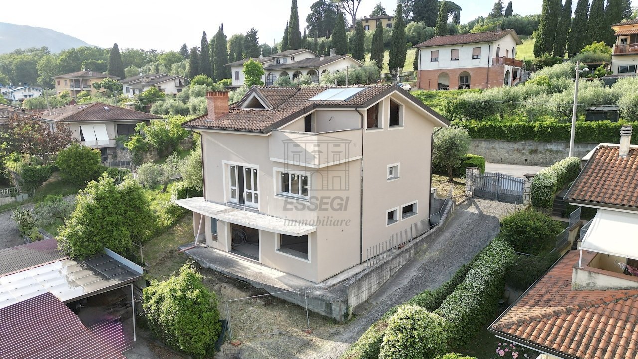 vendesi villetta indipendente con giardino e terra - Casa indipendente Traversa I Via Vecchia della Chiesa 26, Lucca - foto 1