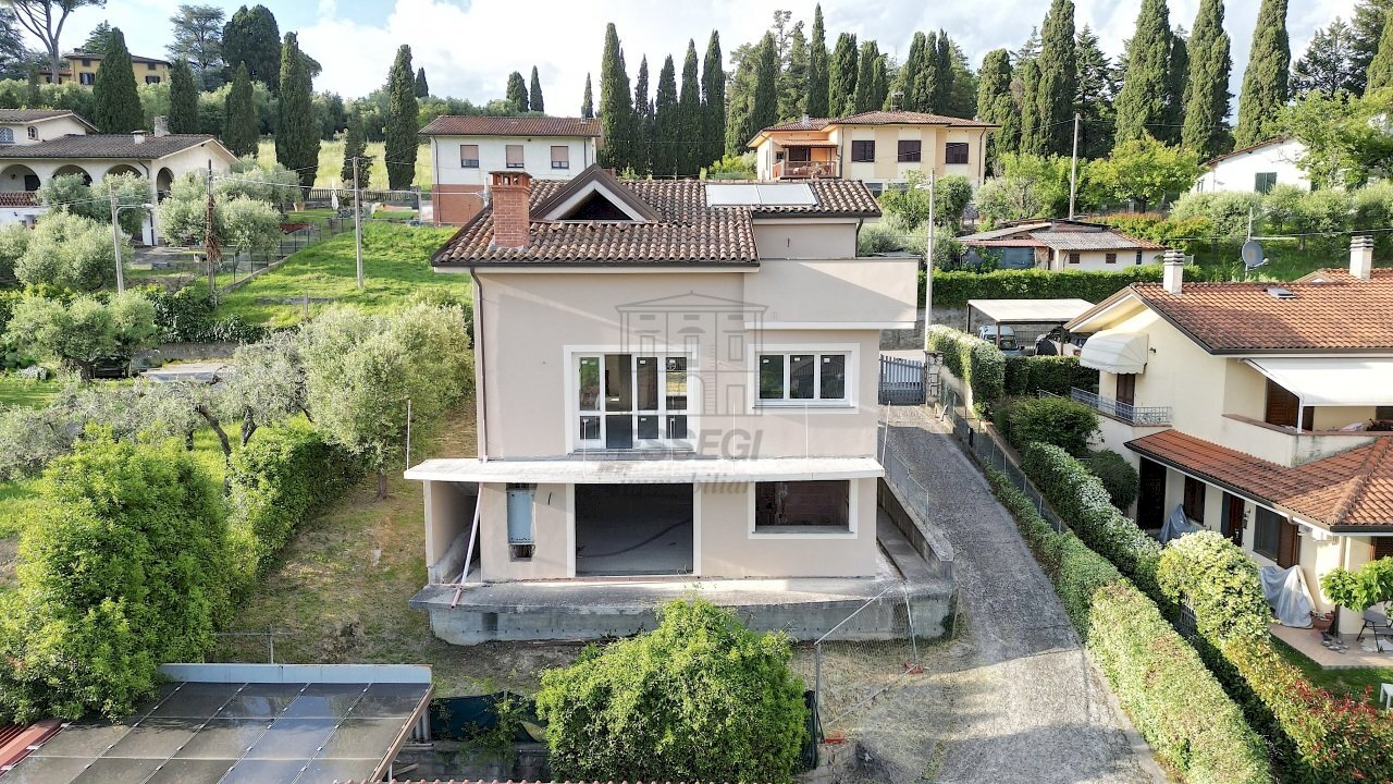 vendesi villetta indipendente con giardino e terra - Casa indipendente Traversa I Via Vecchia della Chiesa 26, Lucca - foto 2