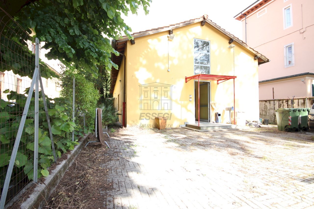 Villa uso ufficio con parcheggio recintato in vend - Office Traversa II Via Luporini 3, Lucca - photo 2