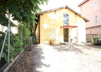 Villa uso ufficio con parcheggio recintato in vend - Ufficio Traversa II Via Luporini 3, Lucca - foto 2