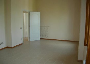 Uffici luminosi e moderni in affitto a lucca (7).j - Office traversa IV 276, Lucca - photo 7