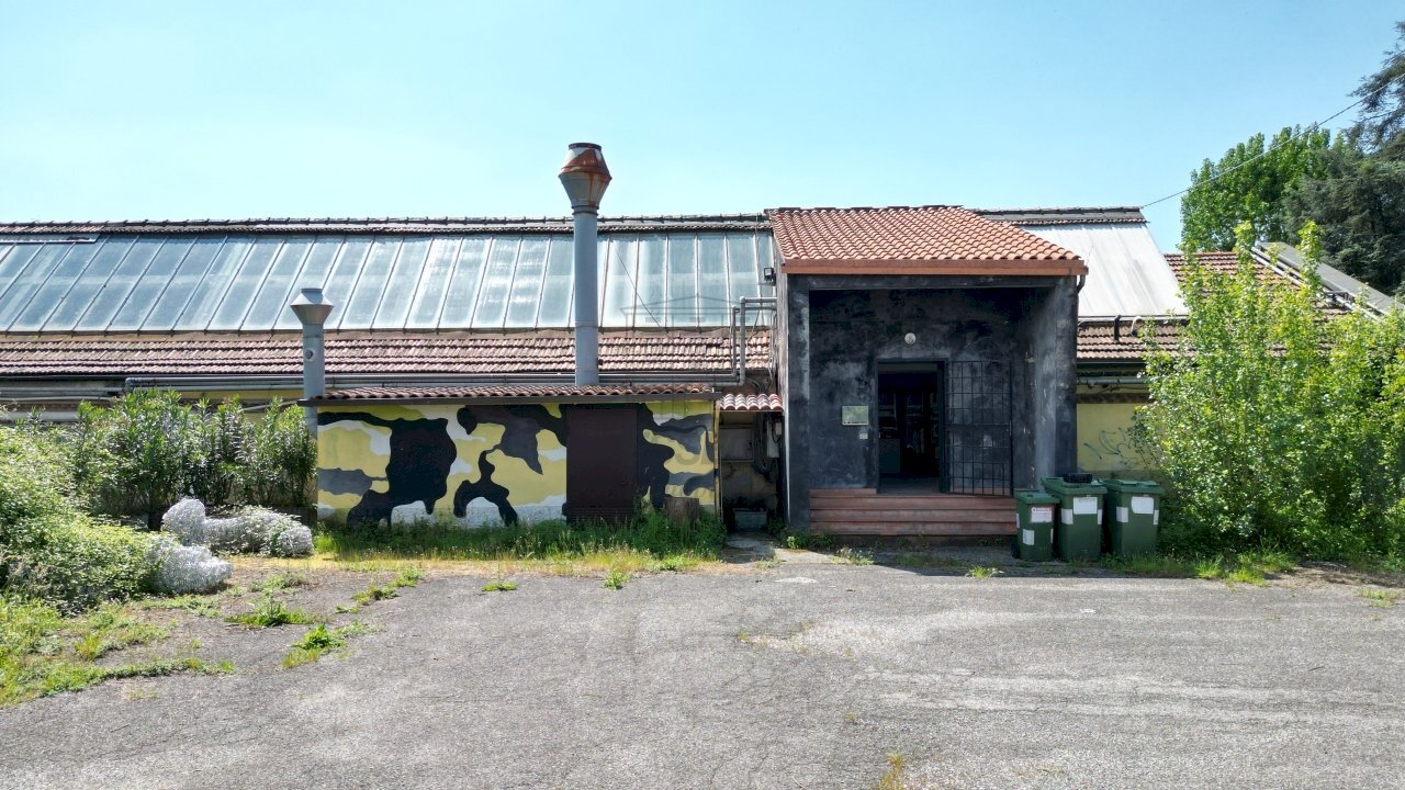 vendesi capannone lucca DJI_0046.JPG - Locale Commerciale Via della Chiesa di Saltocchio 171, Lucca - foto 1