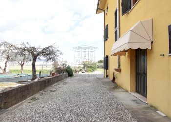 vendesi casa colonica con giardino privato luccaIM - Villa Via di Mammoli 1376, Lucca - foto 1