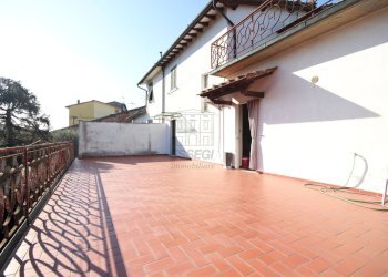 Due appartamenti con giardino e terrazza (2).JPG - Casa indipendente Via Pisana 2140, Lucca - foto 1