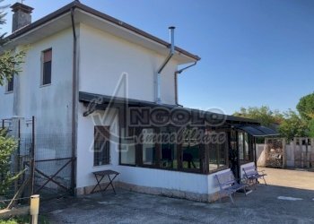 veduta esterna - Casa indipendente Stienta - foto 1