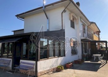 veduta esterna - Casa indipendente Stienta - foto 17