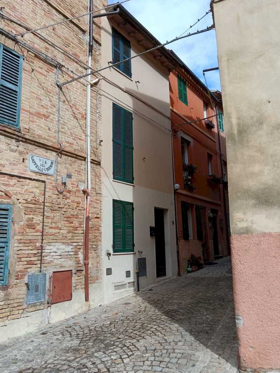 facciata esterna.jpg - Casa indipendente Piazza Leopardi 4, Belvedere Ostrense - foto 2