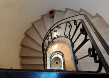 scala da sopra.jpg - Casa indipendente Piazza Leopardi 4, Belvedere Ostrense - foto 9