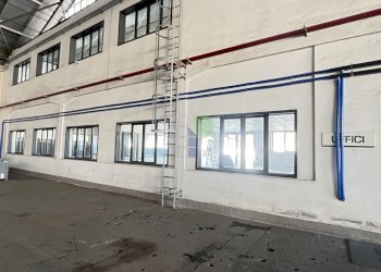 finestrate di affaccio sul capannone - Locale Commerciale Via delle Cateratte 111, Livorno - foto 6