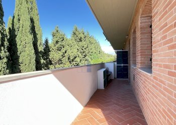 Balcone sul retro al piano terra - Villa a Schiera Via del Pino  33, Livorno - foto 7