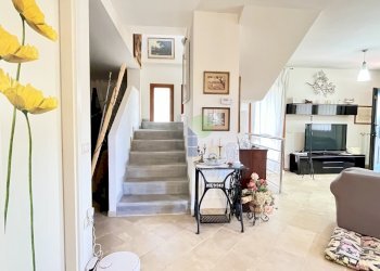 Scale di accesso al primo piano - Villa a Schiera Via del Pino  33, Livorno - foto 8