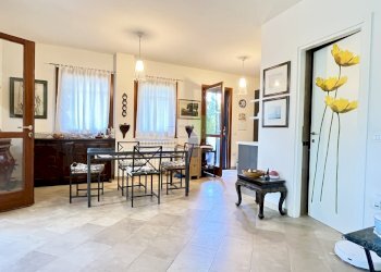 Soggiorno piano terra - Villa a Schiera Via del Pino  33, Livorno - foto 9