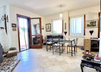 Soggiorno piano terra - Villa a Schiera Via del Pino  33, Livorno - foto 11