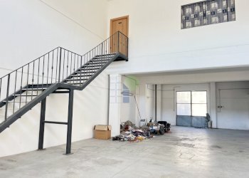 interno capannone - Shed Via Pera 33, Livorno - photo 1