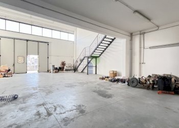 interno capannone - Shed Via Pera 33, Livorno - photo 5