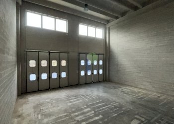 Portoni sul retro - Locale Commerciale Via Cimarosa  111, Livorno - foto 7