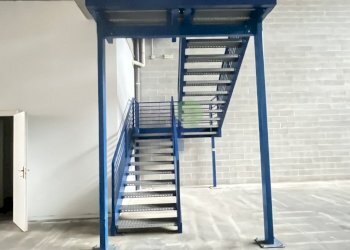 Scala di accesso al soppalco - Locale Commerciale Via Cimarosa  111, Livorno - foto 9