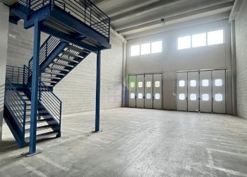 Interno capannone - Locale Commerciale Via Cimarosa  111, Livorno - foto 11