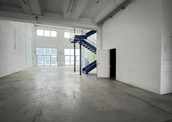 Interno capannone - Locale Commerciale Via Cimarosa  111, Livorno - foto 12