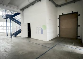 Interno capannone - Locale Commerciale Via Cimarosa  111, Livorno - foto 13