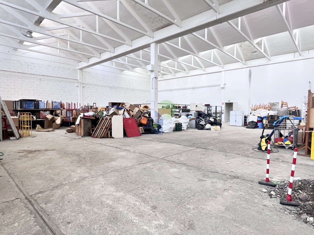 interno capannone - Locale Commerciale Via Grotta delle Fate 89, Livorno - foto 1