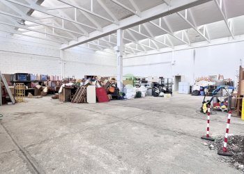 interno capannone - Locale Commerciale Via Grotta delle Fate 89, Livorno - foto 1