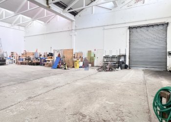 interno capannone - Locale Commerciale Via Grotta delle Fate 89, Livorno - foto 2