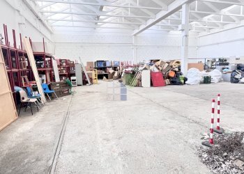 interno capannone - Locale Commerciale Via Grotta delle Fate 89, Livorno - foto 4