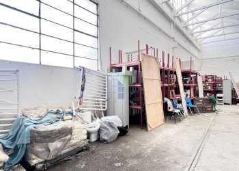 interno capannone - Locale Commerciale Via Grotta delle Fate 89, Livorno - foto 5