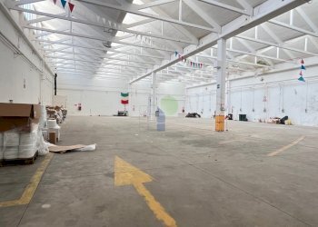 interno capannone - Locale Commerciale Via Grotta delle Fate 89, Livorno - foto 1