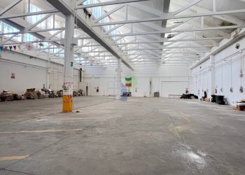 interno capannone - Locale Commerciale Via Grotta delle Fate 89, Livorno - foto 4