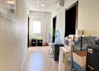 corridoio - Ufficio Via L. da Vinci 35, Livorno - foto 3