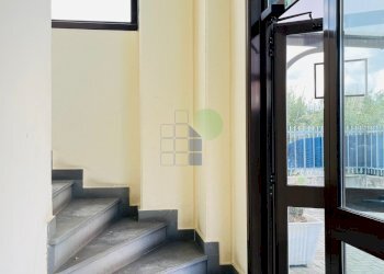 scale di accesso agli uffici - Commercial Premises Via Dell'Artigianato 43, Livorno - photo 8