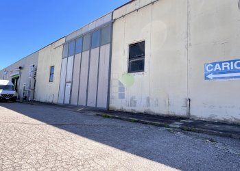 esterno portone carrabile - Commercial Premises Via per Rosignano 11, Rosignano Marittimo - photo 8