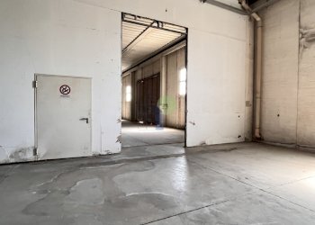 portone di accesso al magazzino - Commercial Premises Via per Rosignano 11, Rosignano Marittimo - photo 27