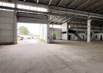 secondo portone di ingresso al capannone - Commercial Premises Via dell'Artigianato 82, Livorno - photo 6