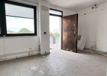 ingresso agli uffici della palazzina - Commercial Premises Via dell'Artigianato 82, Livorno - photo 20