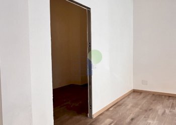 porta di disimpegno - Commercial Premises Via Buontalenti  80, Livorno - photo 5