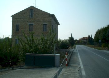 30 CASOLARE DI CAMPAGNA DA RISTRUTTURARE.JPG - Casa indipendente Fermo - foto 30