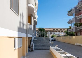 Ingresso condominiale (2).jpg - Ufficio Cagliari - foto 3