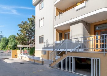 Ingresso condominiale (4).jpg - Ufficio Cagliari - foto 4